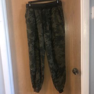 Highland camo joggers